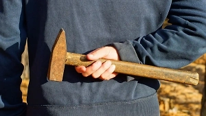 Неизвестный избил молотком главу крупного российского оборонного предприятия