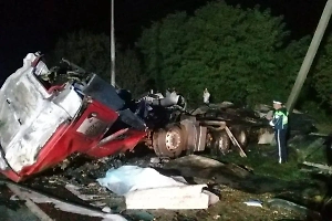 Водитель влетевшего в автобус грузовика на Кубани до сих пор не опознан