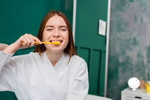 Стоматолог назвал 7 правил по уходу за чувствительными зубами