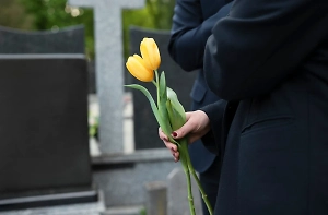 В Нижнем Тагиле прощаются с девочкой, которую изнасиловал и убил сосед