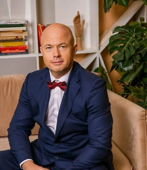 Если будет выявлено, что заявитель получил некачественную медицинскую услугу, лечебное учреждение и врач будут призваны к ответственности согласно действующей законодательной базе. Пострадавшая сторона получит компенсацию за неправильное лечение, а также возместит все расходы на повторное лечение, моральный ущерб и судебные издержки. Если врач не исполнил свои обязанности по профилактике, диагностике и лечению, его привлекут к дисциплинарной ответственности. По решению руководства больницы он может быть уволен, получить выговор или замечание.