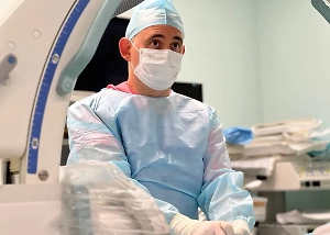 При прыжке с высоты важно правильно приземлиться, чтобы не получить травму. Если приземляетесь на ноги, то мягкое сгибание колен уменьшит удар. Если и на руки, то их тоже нужно смягчить, немного согнув в локте. Это позволит амортизировать удар