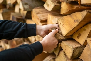 В Ивановской области сосед кинул поленом в ребёнка, проломив ему грудину