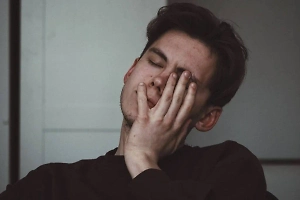 Невролог рассказал, почему зимой часто болит голова