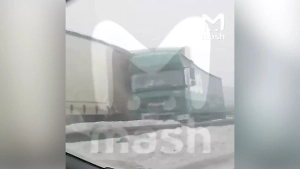 Десятки фур и легковушек попали в массовое ДТП на трассе "Волга", оледеневшей из-за метели