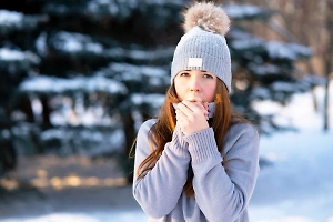 Врач рассказал о простом способе отличить аллергию на холод от обморожения