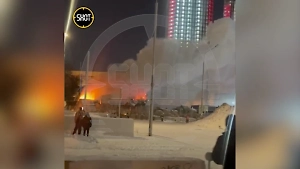 У "Москвы-Сити" полыхает склад с нераспроданными новогодними ёлками