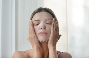 Врач рассказал россиянкам, какие маски превратят лицо в пустыню Сахару