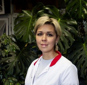 В преклонном возрасте происходит снижение уровня эстрогенов, а также изменяется активность потовых желёз, что может приводить к усилению выделения пота и появлению неприятного запаха. В жару этот запах становится более заметным из-за увеличения потоотделения. Кроме того, снижается активность клеток в печени и почках, отвечающих за очищение тела от токсинов. Это тоже может увеличить интенсивность запаха пота и кожного сала.