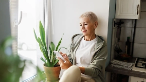 4 креативные идеи для пенсионеров, как полезно и практично обустроить подоконник