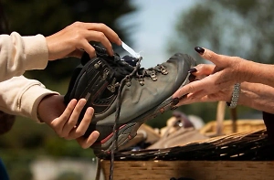 Россиянам объяснили, как ухаживать за обувью, чтобы реагенты не убили её за сезон