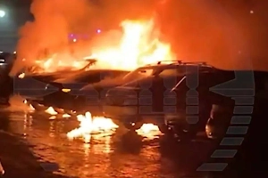 В Петербурге на парковке дотла выгорели шесть автомобилей