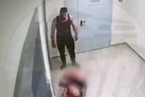 Приморец жестоко избил свою девушку в подъезде