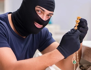 Пенсионерка повелась на старую мошенническую схему и лишилась жилья, денег и даже коронок