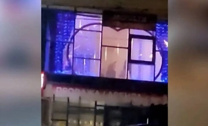 Россиянки пожаловались на школу взрослых танцев, где постоянно открыты шторы