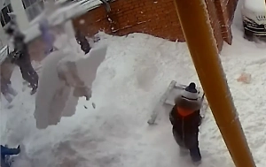 В Самаре лавина снега обрушилась на игравших детей с крыши дома