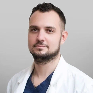 В зависимости от назначения термобельё делят на четыре вида: теплосберегающее, влагоотводящее, ветрозащитное и комбинированное. Для повседневной носки лучше выбирать теплосберегающее или комбинированное термобельё, оно сохраняет температуру тела и рассчитано на морозы до минус 30 градусов. Комбинированное подходит детям, потому что за счёт двух слоёв справляется с разными задачами — удаляет пот и согревает. Спортсменам и тем, кто много времени проводит на улице, подойдёт влагоотводящее и ветрозащитное.