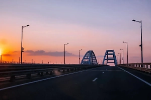 Движение автомобилей по Крымскому мосту возобновлено