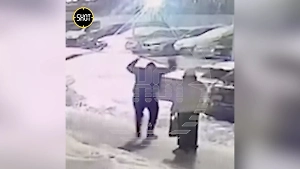 Опубликованы кадры нападения бойца джиу-джитсу на школьника в Москве