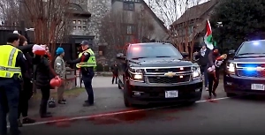 Протестующие в знак солидарности с палестинцами пометили "кровью" машину Блинкена