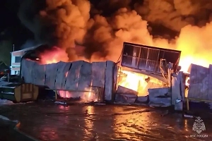 Склады загорелись в Петербурге, пламя охватило 4 тысячи "квадратов"