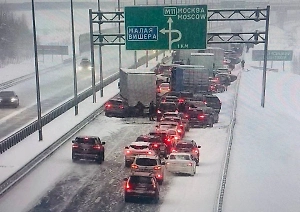 В Кремле призвали водителей к осторожности после ДТП с 66 машинами в Новгородской области