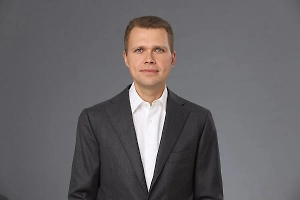 Мы уже начали адаптировать законодательство с учётом "вызовов времени". В прошлом году был принят закон, разрешающий голосовать за вопросы, которые обсуждаются на общих собраниях, через мессенджеры. Но в уставе СНТ должно быть закреплено, какие мессенджеры, плюс дачники обязуются предоставлять свои персональные данные. Всё это делает в целом по стране голосование бессистемным.