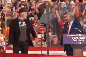 Попрыгал на сцене и выступил с речью: Маск вышел поддержать Трампа на митинге в Батлере