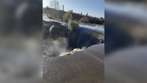 Мощный поток воды с Зеркальных озёр прорвал дамбу на Алтае