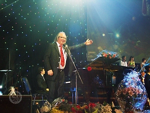 Кашпировский отдыхает: Тысячи людей пытаются вылечить все болезни на встречах целителя Коновалова