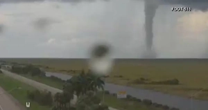 Только начало: На Флориду обрушились торнадо на фоне грядущего урагана