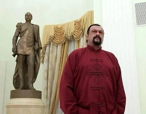 Актёр Стивен Сигал пообщался с пленными боевиками батальона «Азов»* в Еленовке