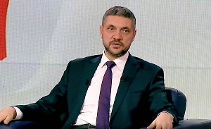 Хотел повернуть: Life.ru достал полное видео с губернатором Осиповым и «козявкой»