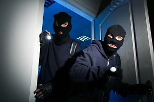 Деньги, «Ролекс», две машины: Грабители запугали коммерсанта из Петербурга, и он отдал им всё