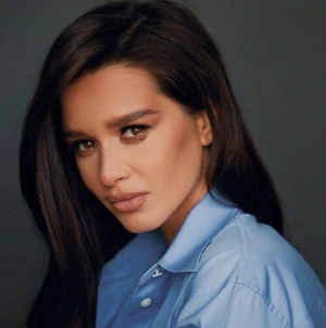 На мой взгляд, это не самый красивый мужчина в мире. Не заслуживает такого звания. Зато у него такой выбор девушки: она возрастная, прикольно смотрятся. Для меня самый красивый мужчина в мире — мой мужчина, Николай Сердюков.