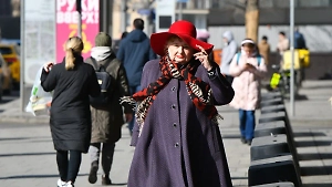 Работающим пенсионерам повысят зарплаты. Кого ждёт прибавка и сколько она составит