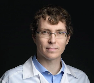 С учётом того, что рак лёгкого чаще случается с курильщиками, жалобы на одышку, кашель, боли в грудной клетке принято связывать с хронической обструктивной болезнью лёгких и бронхитом. На потерю массы тела, к сожалению, тоже не всегда обращают должное внимание. Рак желудка — здесь тоже всё понятно: тяжесть в эпигастрии, тошнота, отсутствие аппетита легко списать на обострение хронического гастрита.