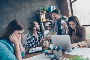 «Не дайте себя съесть»: Психолог рассказал, как дистанцироваться от навязчивого коллеги