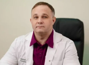 Отличительные черты — это полный разрыв связи с реальностью. Устрашающие образы, ускорение мышления, ярко выраженная агрессия. Если бы там были какие-то люди, он мог бы совершенно спокойно напасть. Ну и в итоге мы видим, что человек полностью разбил номер и разбился насмерть.