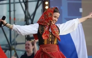 «Использую на сцене»: Исполнительница хита «Матушка-Земля» рассказала, что ей массово дарят дети