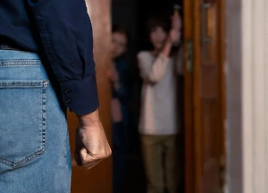 Школьница из Луги во время срыва призналась психологу, что её с сестрой насиловал иностранец