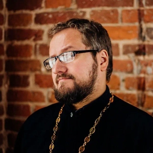 Я сам лично знал священников, которые были там убиты. Врагу важно не только победить нас на поле боя, но и победить наш дух, нашу веру и нашу мотивацию. Священники, уезжая на фронт, действительно поддерживают воинов морально и духовно, дают им силы и глубокие практические знания, в том числе о жизни вечной, что немаловажно.