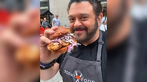 Украсть за 4 минуты: Известного американского телеведущего обчистили на съёмках в Англии