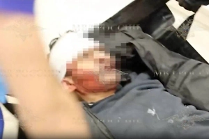 В крови и на носилках. МВД показало на видео психа с ножами из «Окея»