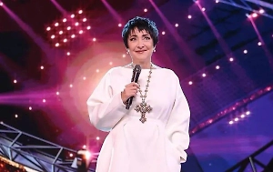 «Выбила микрофоном»: Лолита без зуба вышла в эфир