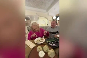 Руками – дома, ножом – на людях: Эксперт по этикету и шеф оценили способ Ларисы Долиной есть манты