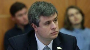 Виктория Макарская пытается подчеркнуть свою приверженность идеалам православной веры и культуры, но при этом смешивает Евангелие со словами, которые произносить на публике не принято — проще говоря, с ругательствами. Почему нельзя говорить, например, о супружеской верности, не прибегая к терминам, которым место в подворотне: «рожи», «причиндалы»?