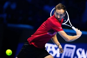 Медведев проиграл американцу на Итоговом турнире ATP и в бешенстве сломал ракетку