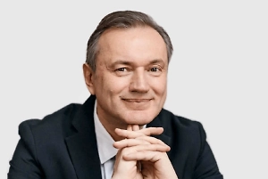 Для молодых мужчин быть холостяком очень выгодно: он в поиске, не обременяет себя обязательствами, ответственностью. А если это холостяк обеспеченный и зрелый, то плюсы в том, что обычно в семье женщина выполняет какие-то бытовые роли, а ему это особо не нужно. Он ужинает в ресторане, на уборку к нему приходит клининг, все бытовые вопросы решаются. Плюс, как правило, это люди с негативным опытом в отношениях.