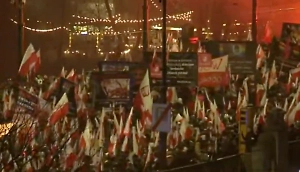 Петарды, файеры и флаги: Десятки тысяч националистов проходят маршем по улицам Варшавы